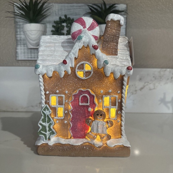 Cupcakes And Cashmere Light up Gingerbread House